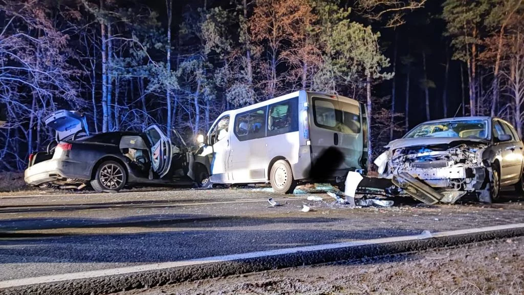 Na DK 19 doszło do zderzenia busa i dwóch osobówek Na DK 19 doszło do zderzenia busa i dwóch osobówek