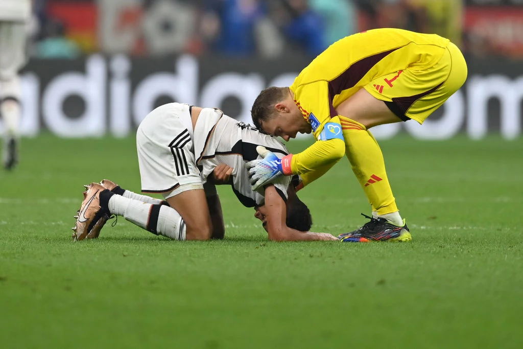 Jamal Musiala i Manuel Neuer Jamal Musiala i Manuel Neuer