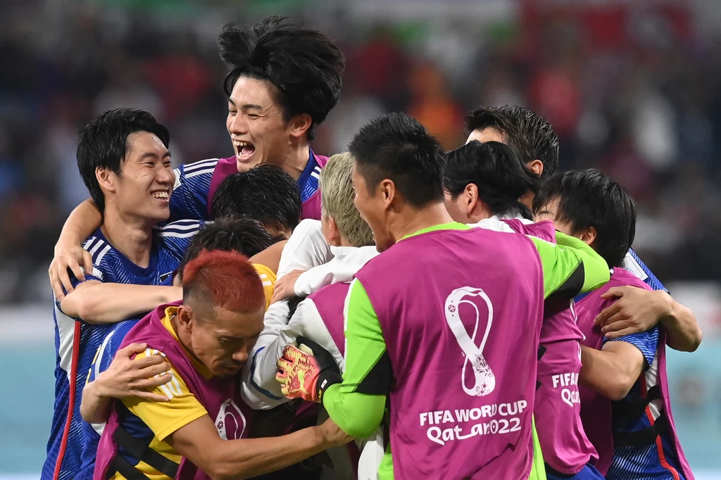 Japończycy cieszą się z drugiego gola, który dał im awans do 1/8 finału mundialu Japończycy cieszą się z drugiego gola, który dał im awans do 1/8 finału mundialu