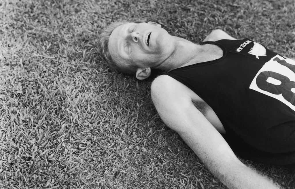 Murray Halberg leży wyczerpany po zdobyciu złotego medalu na 5000 metrów na igrzyskach olimpijskich w Rzymie we wrześniu 1960 roku Murray Halberg leży wyczerpany po zdobyciu złotego medalu na 5000 metrów na igrzyskach olimpijskich w Rzymie we wrześniu 1960 roku