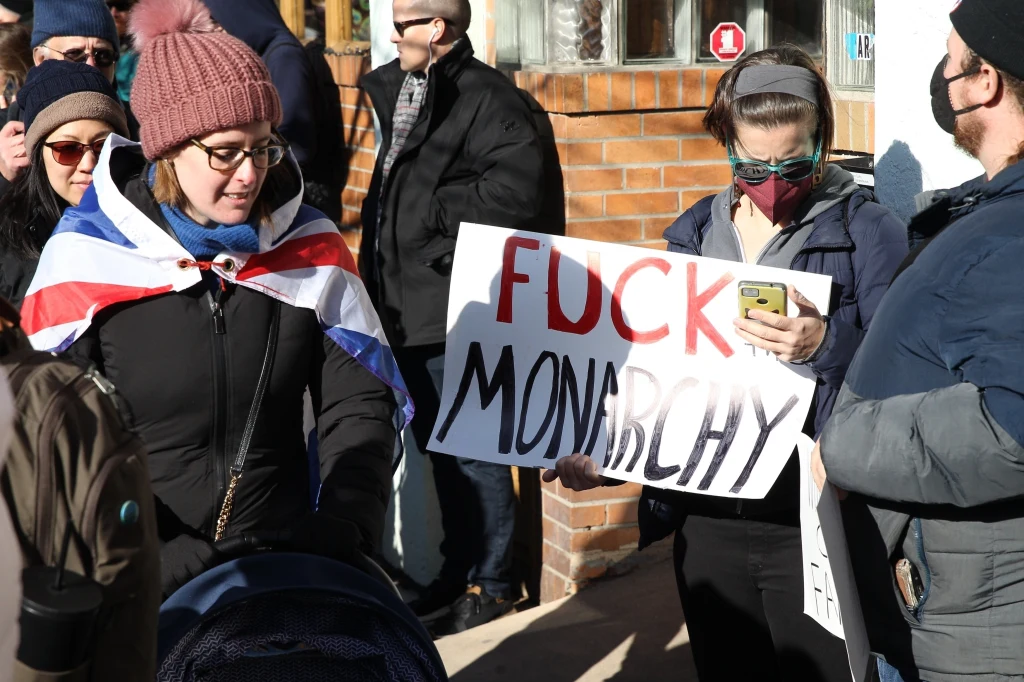 Księżna Kate i książę William zostali przywitani w USA wulgarnymi transparentami Księżna Kate i książę William zostali przywitani w USA wulgarnymi transparentami