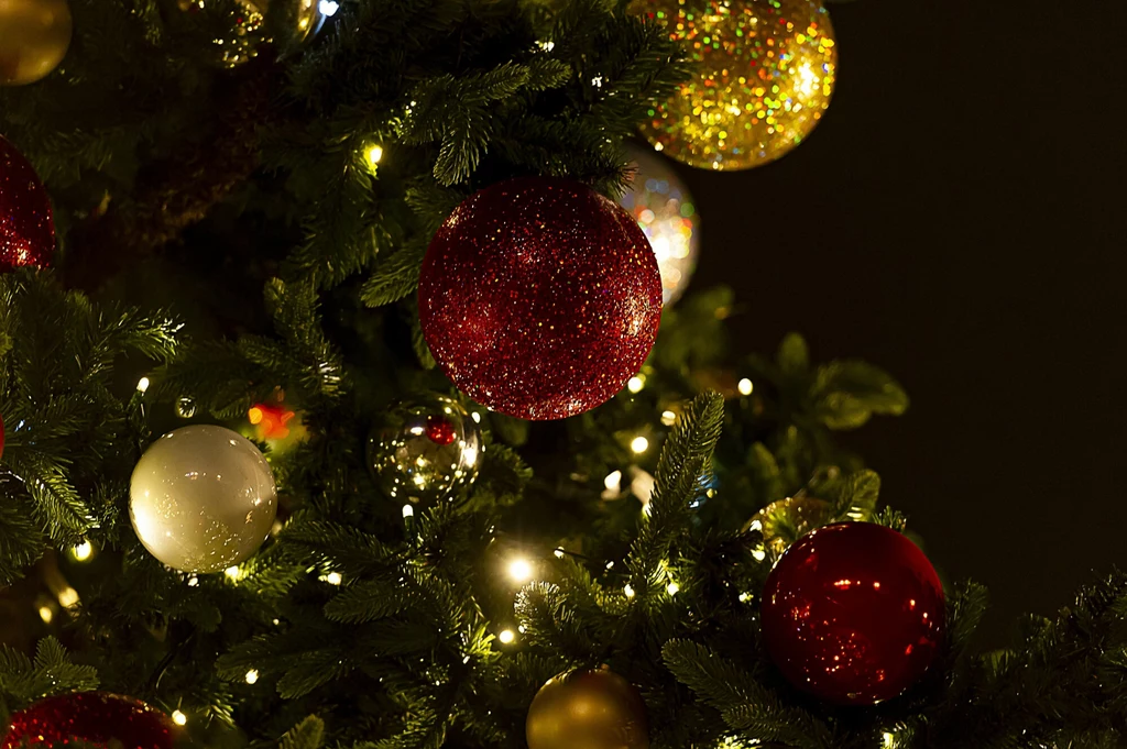 Mimo iż zachwycają one oko, wisząc na świątecznym drzewku, są bardzo niebezpieczne dla naszego zdrowia