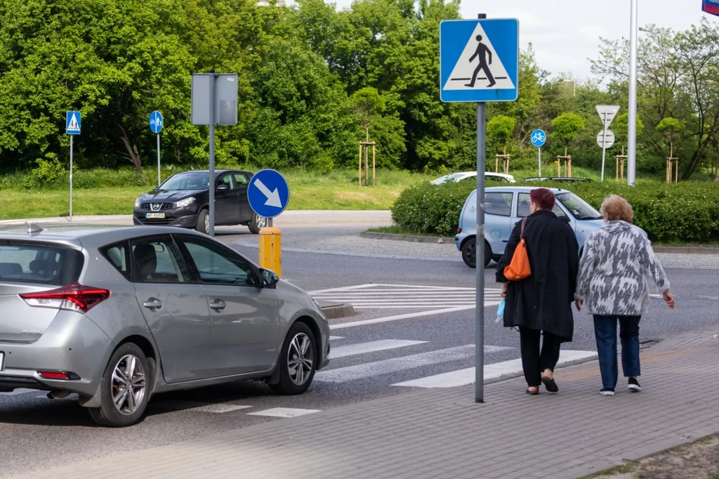 Kiedy pieszy ma pierwszeństwo? W polskich przepisach nie znajdziemy definicji pieszego "wchodzącego" na przejście