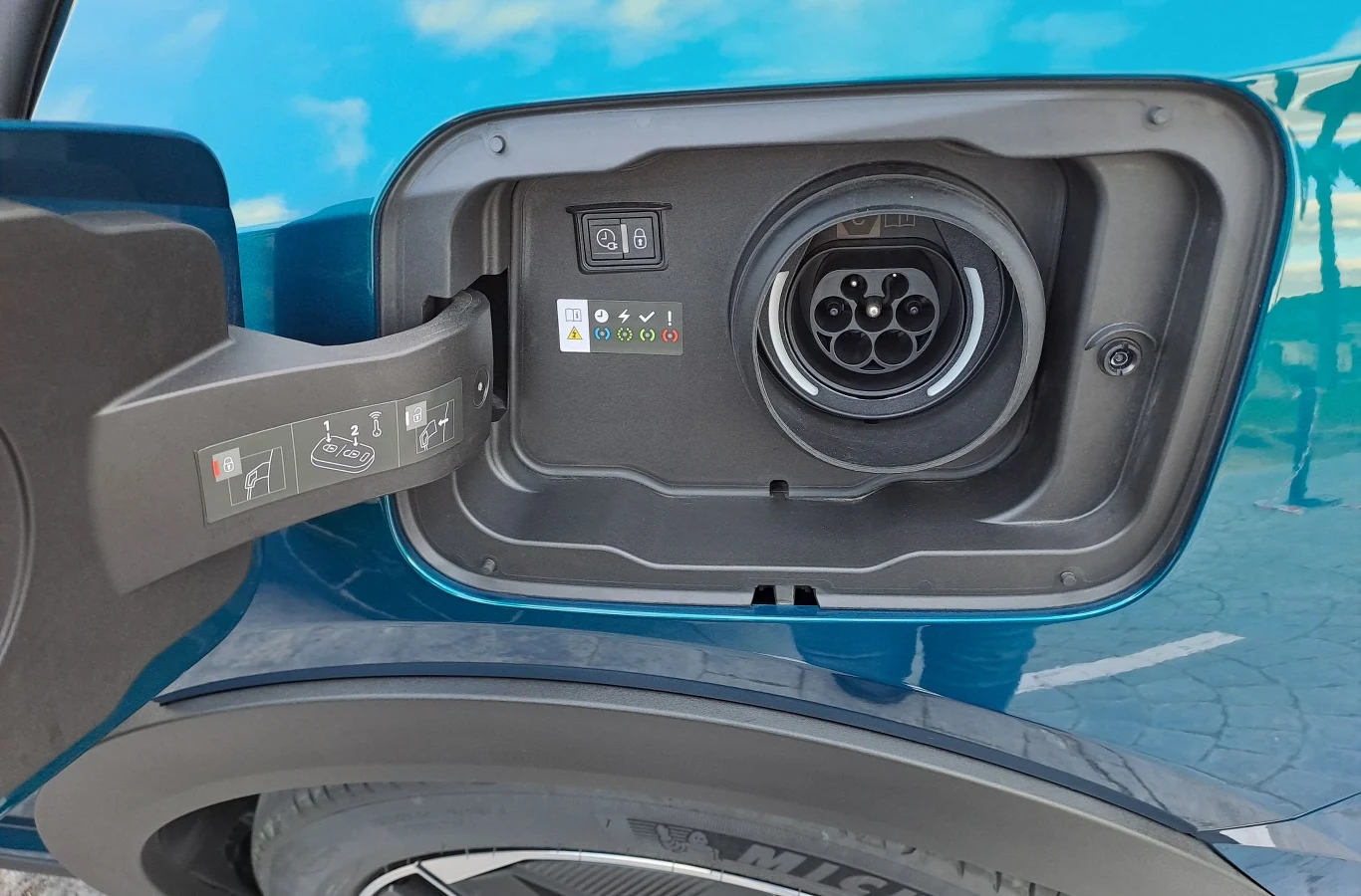 Peugeot 408 Hybrid