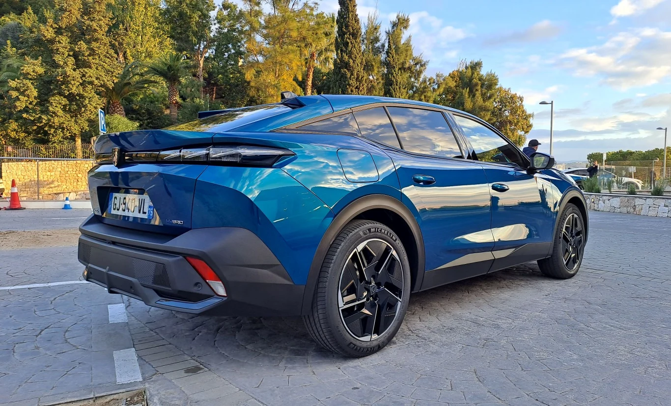 Peugeot 408 Hybrid ma problemy z przyspieszaniem