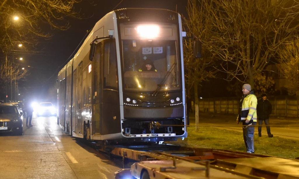 Pesa podpisała umowę na dostawę 17 tramwajów typu Twist dla Krajowy w Rumunii w lipcu 2021 roku. To kolejne, po Kluż i Jassach, rumuńskie miasto, które wybrało pojazdy bydgoskiego producenta. Do tej pory spółka dostarczyła na ten rynek 20 egzemplarzy. 