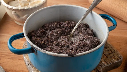 Przygotowanie masy makowej jest czasochłonne, ale otrzymamy na końcu zdrowy i pyszny dodatek do ciast i deserów