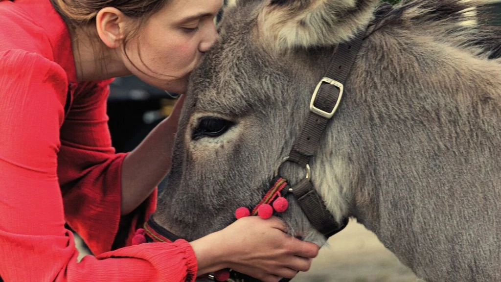 Sandra Drzymalska w scenie z "IO"