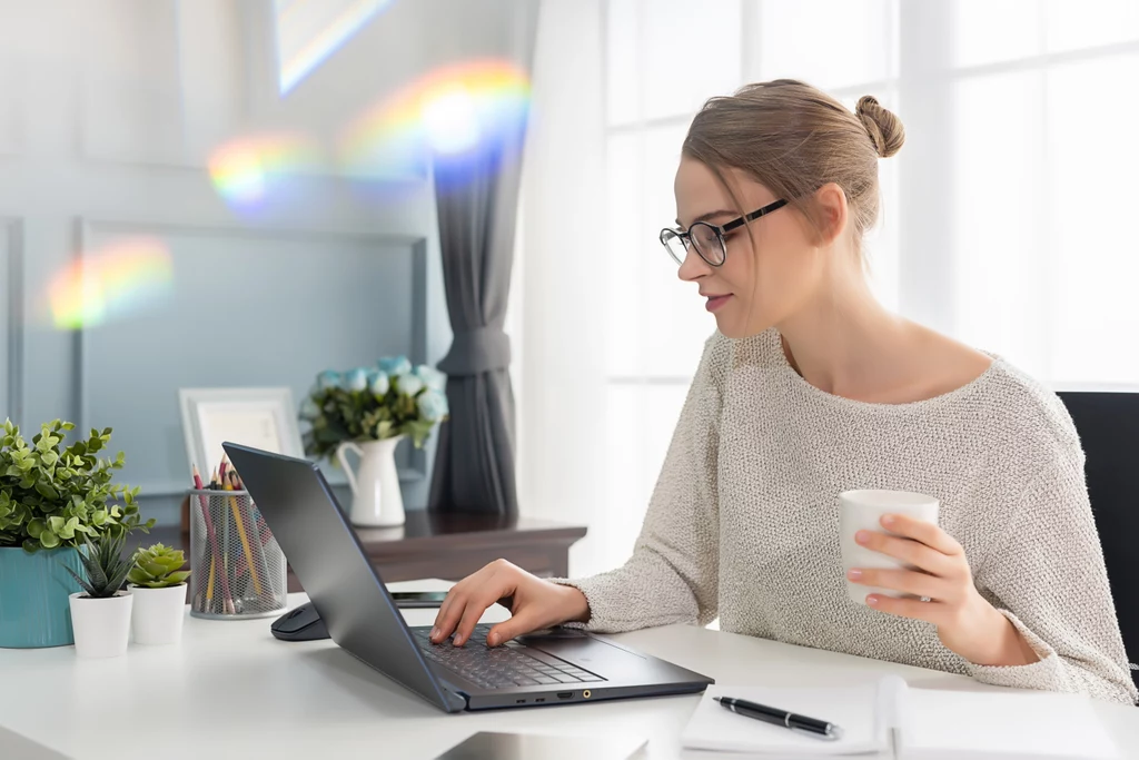 Laptop do pracy z domu powinien być szybki i niezawodny 