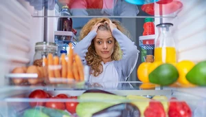 Jak ułożyć jedzenie w lodówce, by dłużej było świeże?