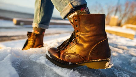 Zimą warto zabezpieczyć swoje podeszwy, aby uniknąć upadku na lodzie
