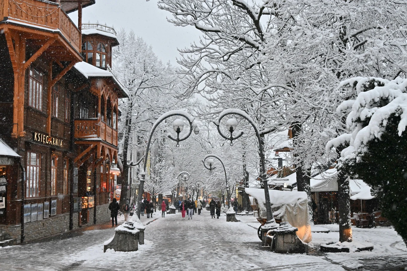 Zakopane zimą robi wrażenie, ale warto rozważyć również inne, mniej oblegane kierunki na sylwestra 2022/23 Zakopane zimą robi wrażenie, ale warto rozważyć również inne, mniej oblegane kierunki na sylwestra 2022/23