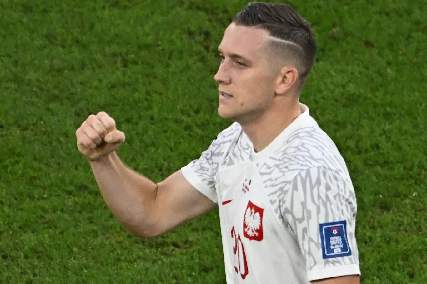 Piotr Zieliński. Ci, którzy widzieli z bliska na treningach popisy Piotra Zielińskiego, zazwyczaj nie kryją słów zachwytu. To, że dysponuje niesamowitymi umiejętnościami nie ulega wątpliwości, lecz ostatnio pokazuje je jak nigdy wcześniej. Początek sezonu 2021/22 był dla 28-latka prawdopodobnie najlepszy w karierze. „Zielu” stał się wiodącą postacią miażdżącego kolejnych rywali SSC Napoli, zbierając mnóstwo pochwał. Rok zwieńczył bramką zdobytą na mundialu w starciu z Arabią Saudyjską.