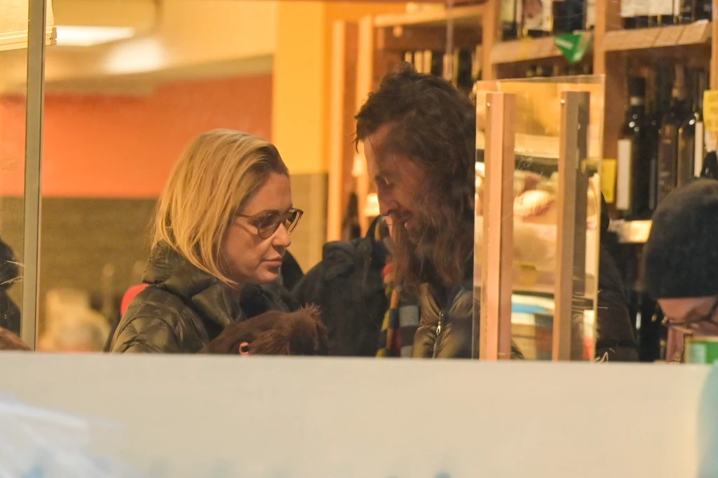 Małgorzata Ohme konsultuje z narzeczonym listę zakupów