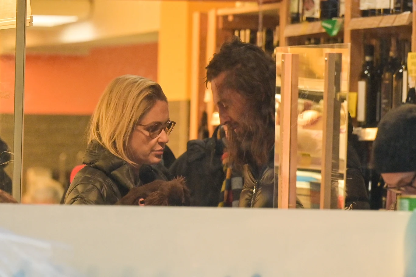 Małgorzata Ohme konsultuje z narzeczonym listę zakupów