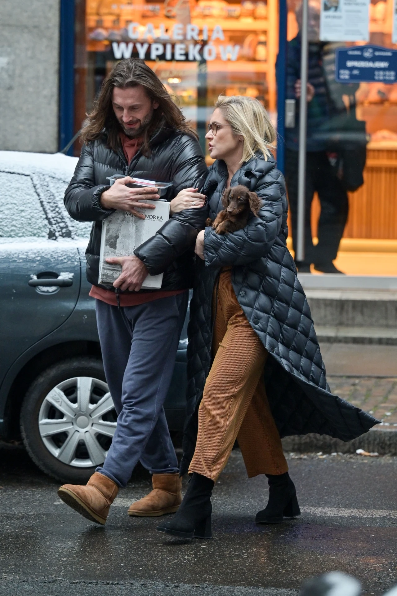 Małgorzata Ohme z narzeczonym i psem po zakupach podążają do samochodu