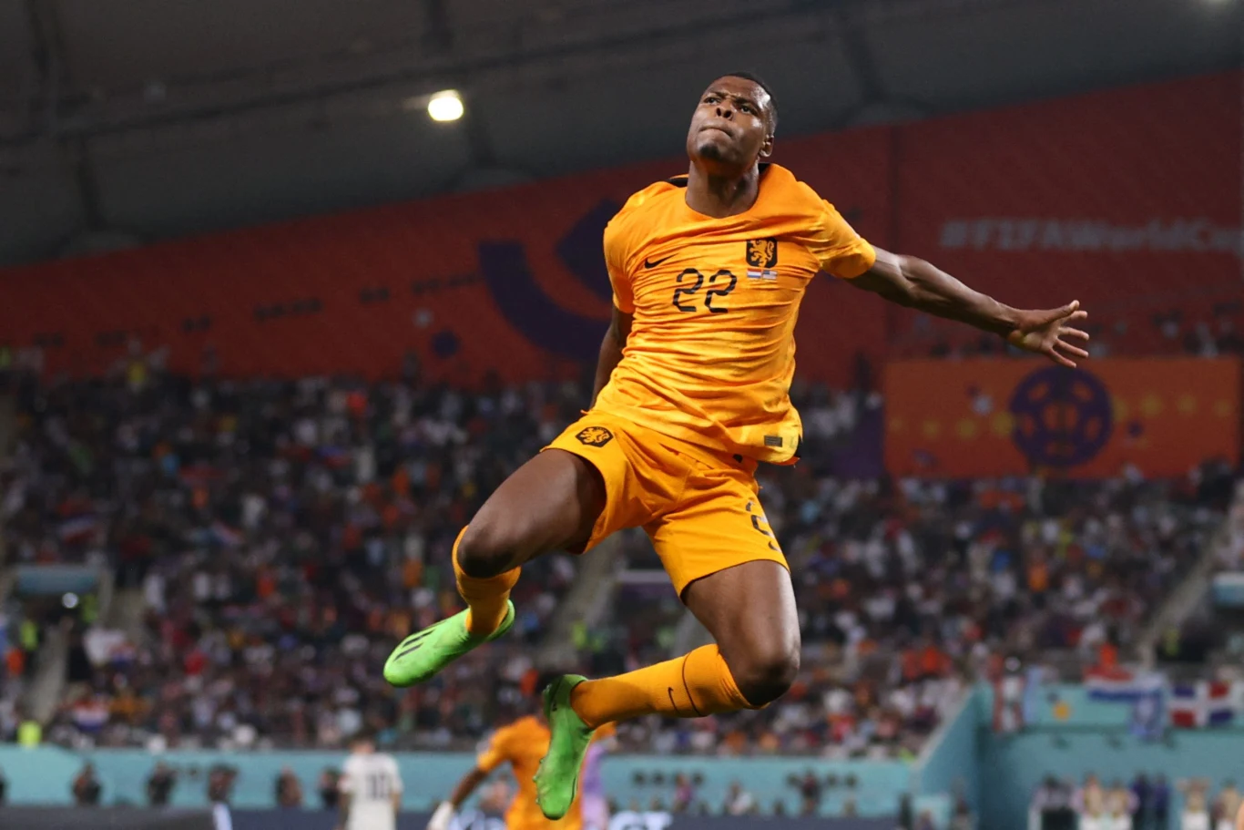 Denzel Dumfries świętujący gola na 3:1 dla Holandii