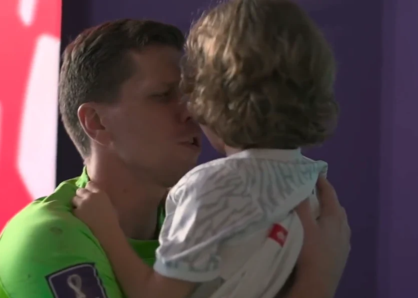 Wojciech Szczęsny pociesza synka Liama po przegranej z Francją w 1/8 finału mistrzostw świata w Katarze Wojciech Szczęsny pociesza synka Liama po przegranej z Francją w 1/8 finału mistrzostw świata w Katarze