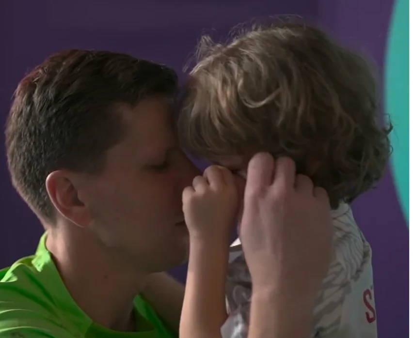 Wojciech Szczęsny pociesza synka Liama po przegranej z Francją w 1/8 finału mistrzostw świata w Katarze Wojciech Szczęsny pociesza synka Liama po przegranej z Francją w 1/8 finału mistrzostw świata w Katarze