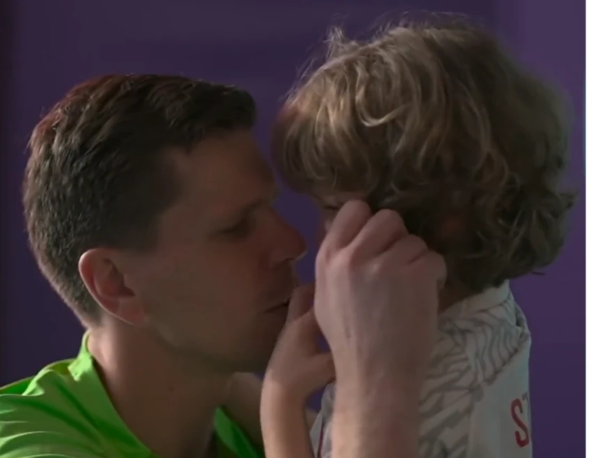 Wojciech Szczęsny pociesza synka Liama po przegranej z Francją w 1/8 finału mistrzostw świata w Katarze Wojciech Szczęsny pociesza synka Liama po przegranej z Francją w 1/8 finału mistrzostw świata w Katarze