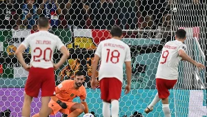 Robert Lewandowski wykonuje rzut karny