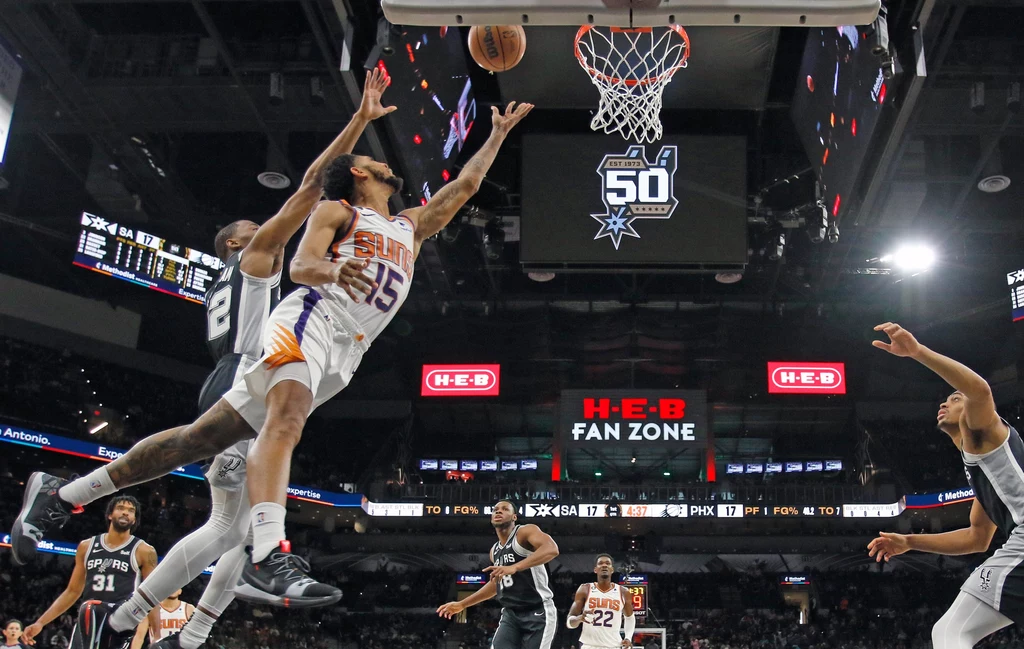 Walka pod koszami podczas meczu San Antonio Spurs z Phoenic Suns Walka pod koszami podczas meczu San Antonio Spurs z Phoenic Suns