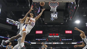 Walka pod koszami podczas meczu San Antonio Spurs z Phoenic Suns