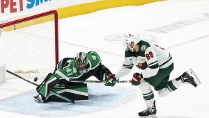 Frederick Gaudreau wykorzystuje rzut karny