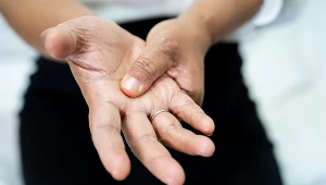 Podając dłoń, czujesz ból? To objaw niezwykle podstępnej choroby