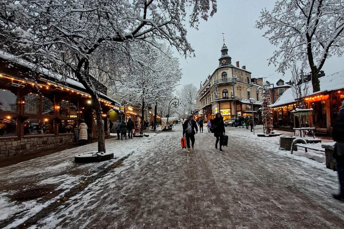 Zakopane cieszy się wśród polskich turystów niesłabnącą popularnością Zakopane cieszy się wśród polskich turystów niesłabnącą popularnością