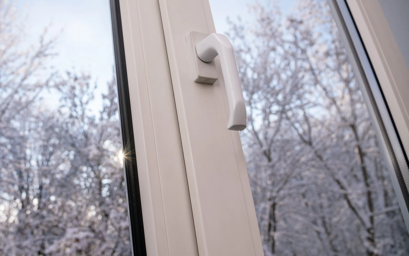Po przestawieniu okuć na tryb zimowy uszczelki są mocniej dociśnięte, dzięki czemu okno lepiej izoluje przed zimnem, wiatrem i hałasem z zewnątrz.