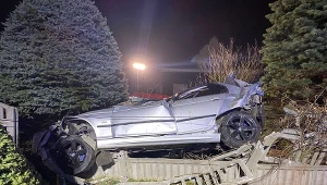20-latek wjechał w betonowe ogrodzenie