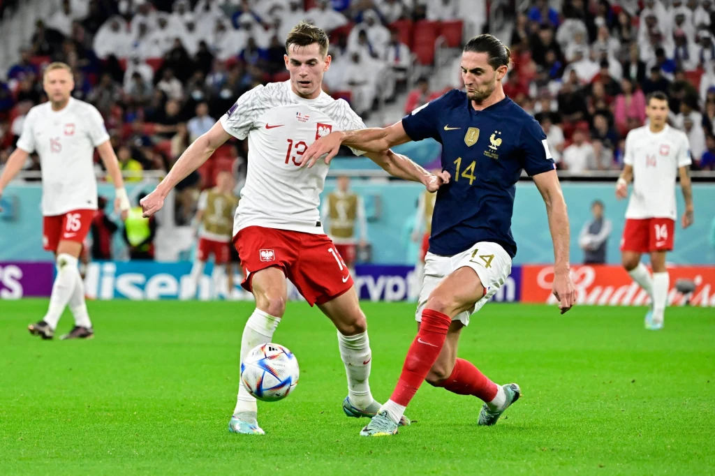 MŚ Katar 2022. Mecz Francja - Polska: Jakub Kamiński w walce o piłkę z Adrienem Rabiotem