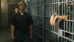 Evan Peters w serialu "Dahmer - Potwór: Historia Jeffreya Dahmera"