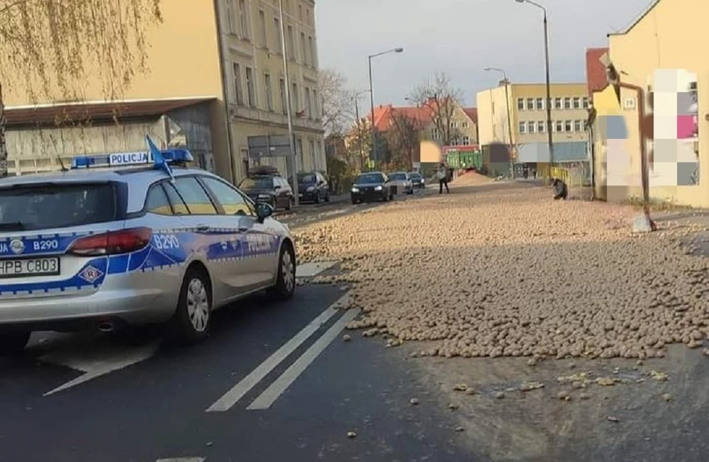 Na jezdnię rozsypało się 16 ton ziemniaków Na jezdnię rozsypało się 16 ton ziemniaków