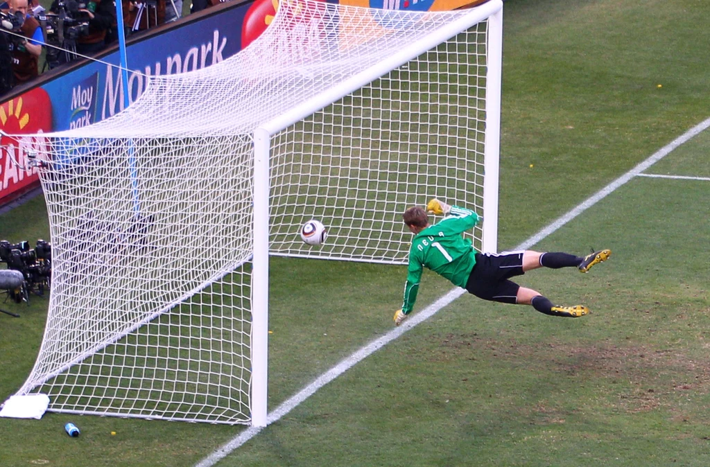 Nieuznany gol z mundialu 2010. W meczu Niemcy - Anglia piłka wyraźnie przekroczyła linię bramkową Nieuznany gol z mundialu 2010. W meczu Niemcy - Anglia piłka wyraźnie przekroczyła linię bramkową