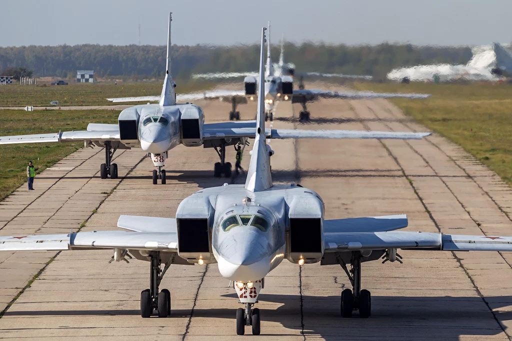 Tu-22M3 to podobnie jak Tu-95MS leciwa konstrukcja wprowadzona w latach 80. Większość z nich już odsunięto ze służby, ale Rosjanie dalej widzą w niej potencjał, wcześniej wykorzystując je w Syrii a teraz w Ukrainie 