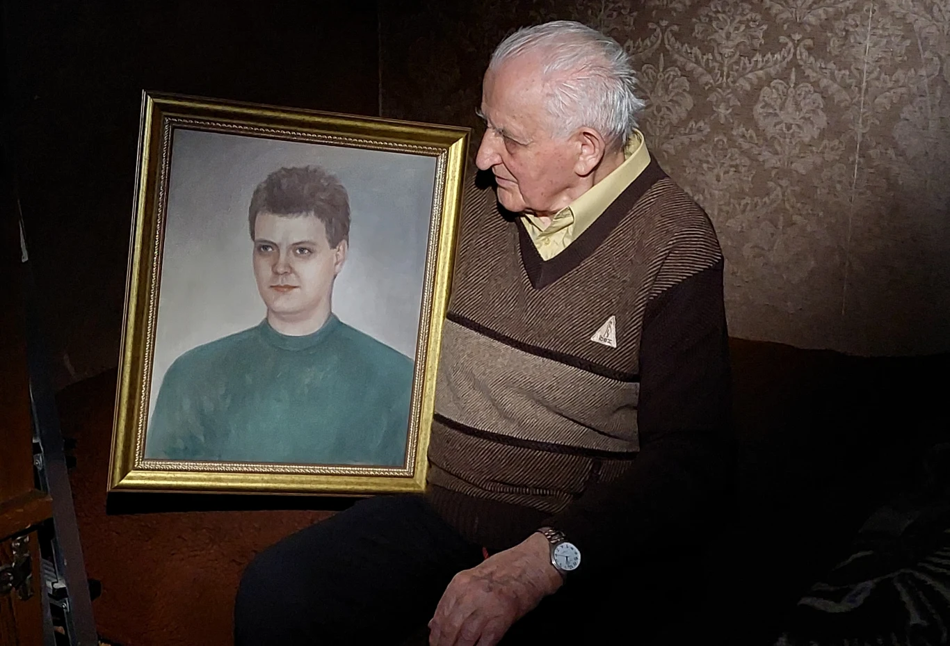 Kazimierz Pomykała z portretem syna