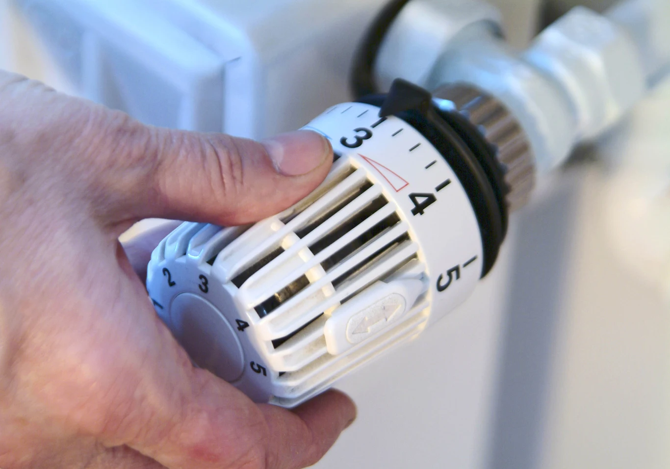 Aby w domu było ciepło nie musimy rozkręcać kaloryfera na najwyższą wartość. Wystarczy zastosować kilka prostych i tanich sposobów na obniżenie rachunków Aby w domu było ciepło nie musimy rozkręcać kaloryfera na najwyższą wartość. Wystarczy zastosować kilka prostych i tanich sposobów na obniżenie rachunków