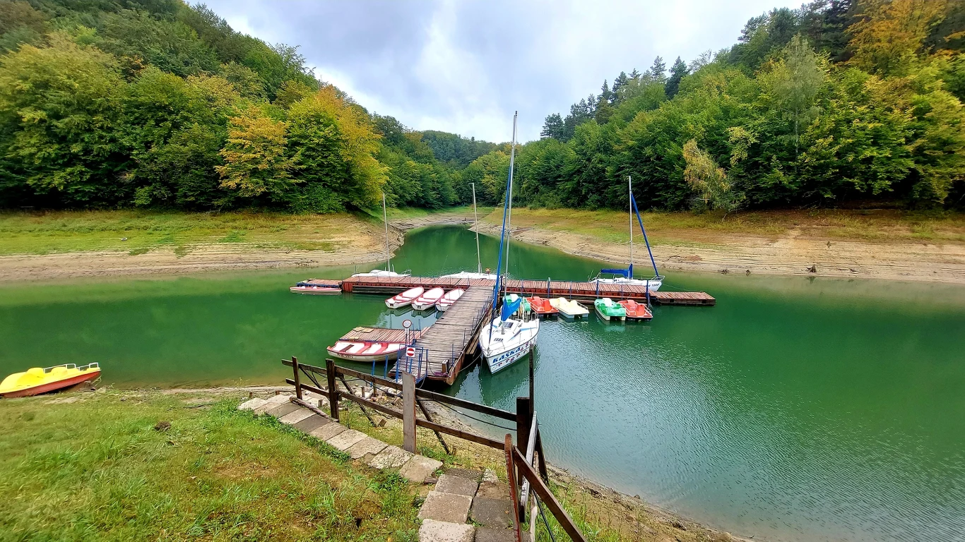 Nabrzeże nad Jeziorem Solińskim