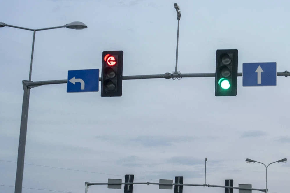 Zawracanie z pasa przeznaczonego do skrętu jest możliwe tylko w określonych sytuacjach Zawracanie z pasa przeznaczonego do skrętu jest możliwe tylko w określonych sytuacjach