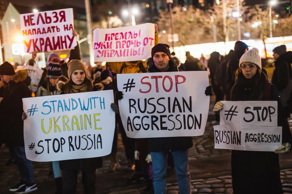 Polska solidaryzuje się z Ukrainą po rosyjskiej agresji. Na zdj. demonstracja sprzeciwiająca się rosyjskiej agresji (Gdańsk, luty 2022)