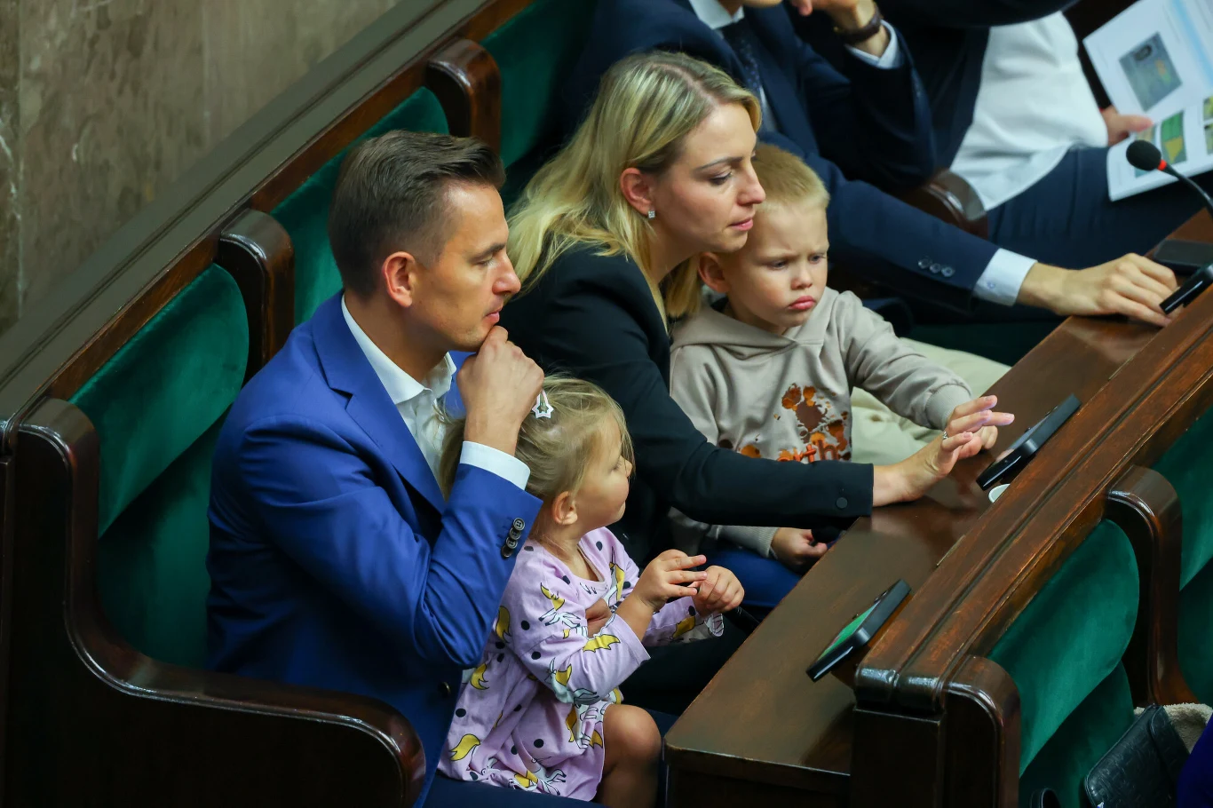 Arkadiusz Myrcha i Kinga Gajewska z dziećmi w Sejmie