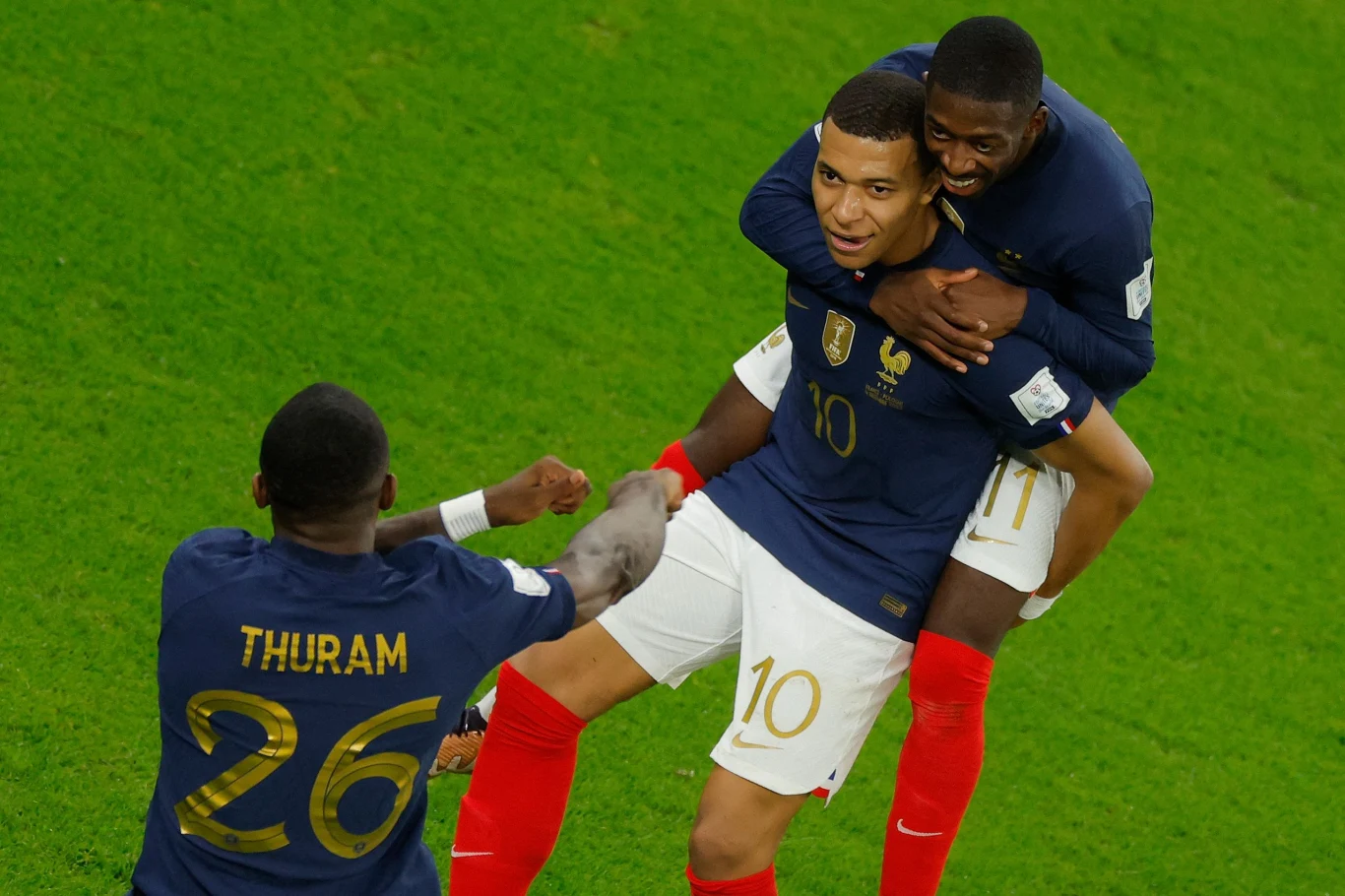 Kylian Mbappe po jednym z goli przeciwko Polsce Kylian Mbappe po jednym z goli przeciwko Polsce