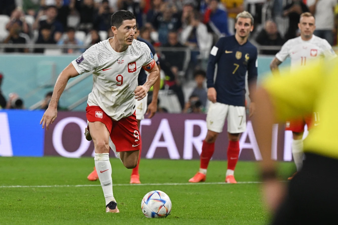 Robert Lewandowski wykonujący rzut karny w meczu z Francją