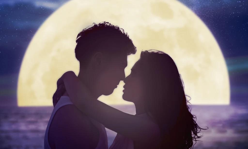 Pełnia Księżyca w Strzelcu będzie między innymi doskonałym momentem na miłosne uniesienia w związku, a także początek nowego romansu