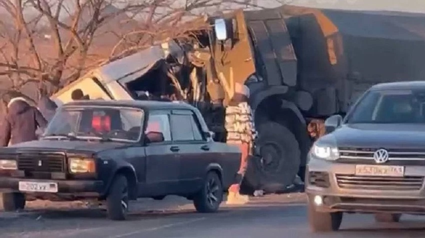 Rosyjska ciężarówka zmiażdżyła busa z ludźmi. Nie żyje co najmniej 16 osób Rosyjska ciężarówka zmiażdżyła busa z ludźmi. Nie żyje co najmniej 16 osób