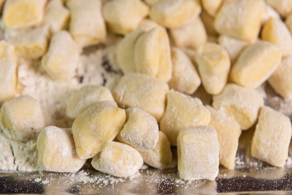 Z ugotowanych w nadmiarze ziemniaków można zrobić gnocchi