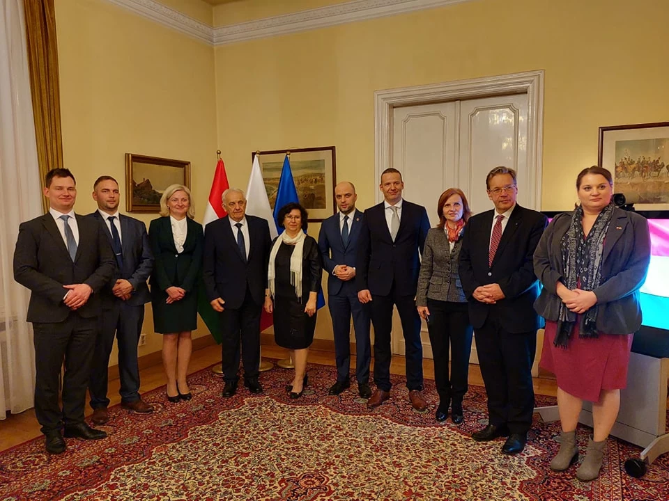 Uczestnicy spotkania w ambasadzie Polski w Budapeszcie 5 grudnia br. Czwarty od prawej Laszló Toroczkai, obok ambasadora Sebastiana Kęćka Uczestnicy spotkania w ambasadzie Polski w Budapeszcie 5 grudnia br. Czwarty od prawej Laszló Toroczkai, obok ambasadora Sebastiana Kęćka