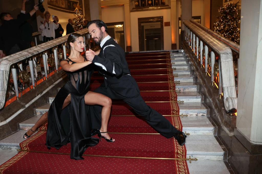 Julia Wieniawa i Stefano Terrazzino zatańczyli na schodach Teatru Wielkiego. Julia Wieniawa i Stefano Terrazzino zatańczyli na schodach Teatru Wielkiego.